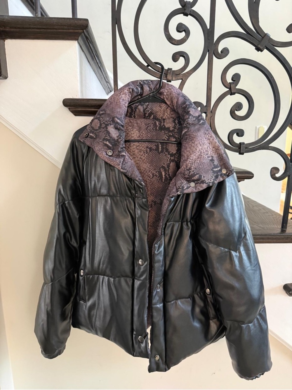 Stylish Black Puffer Jacket with Snake-Print Lining